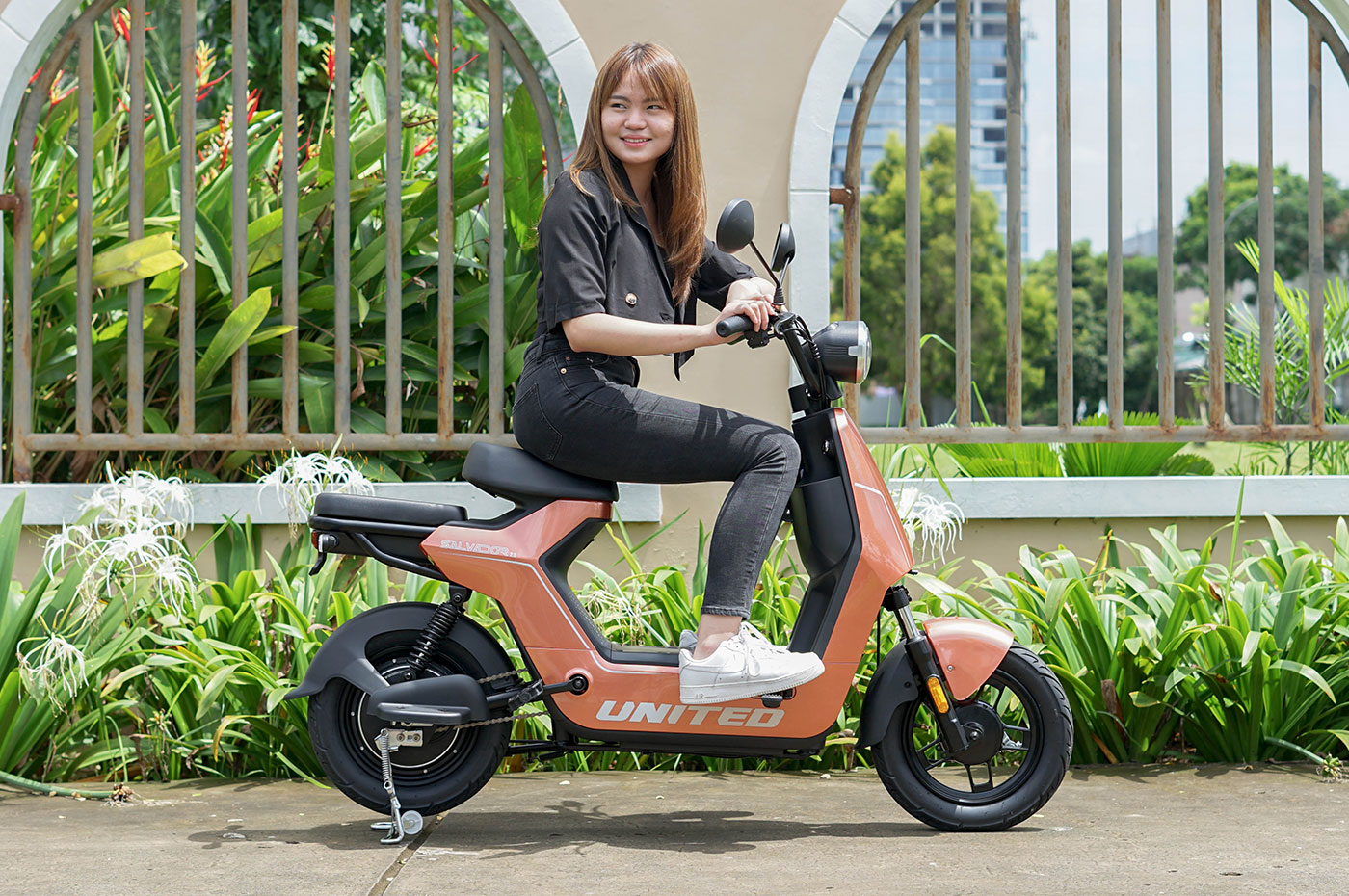 wanita-profesional-mengendarai-sanken-evbike-dengan-latar-kota-modern